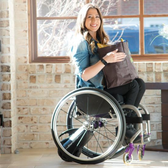Algol Trehabilta liikkumisen apuvälineet. Permobil SmartDrive on manuaalisille pyörätuoleille tarkoitettu kevytrakenteinen kelausapulaite.