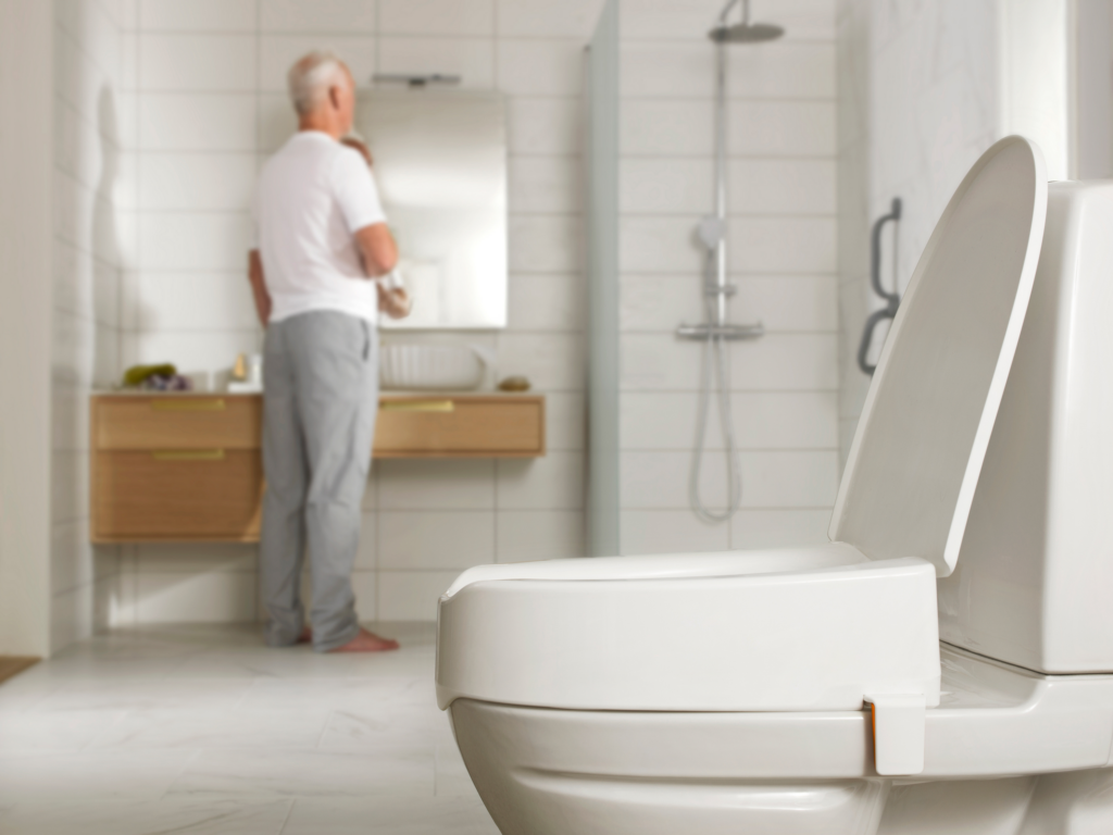 Eta My-Loo - irrotettava wc-korotus - mies kylpyhuoneessa