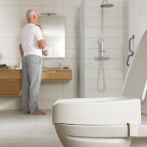 Eta My-Loo - irrotettava wc-korotus - mies kylpyhuoneessa