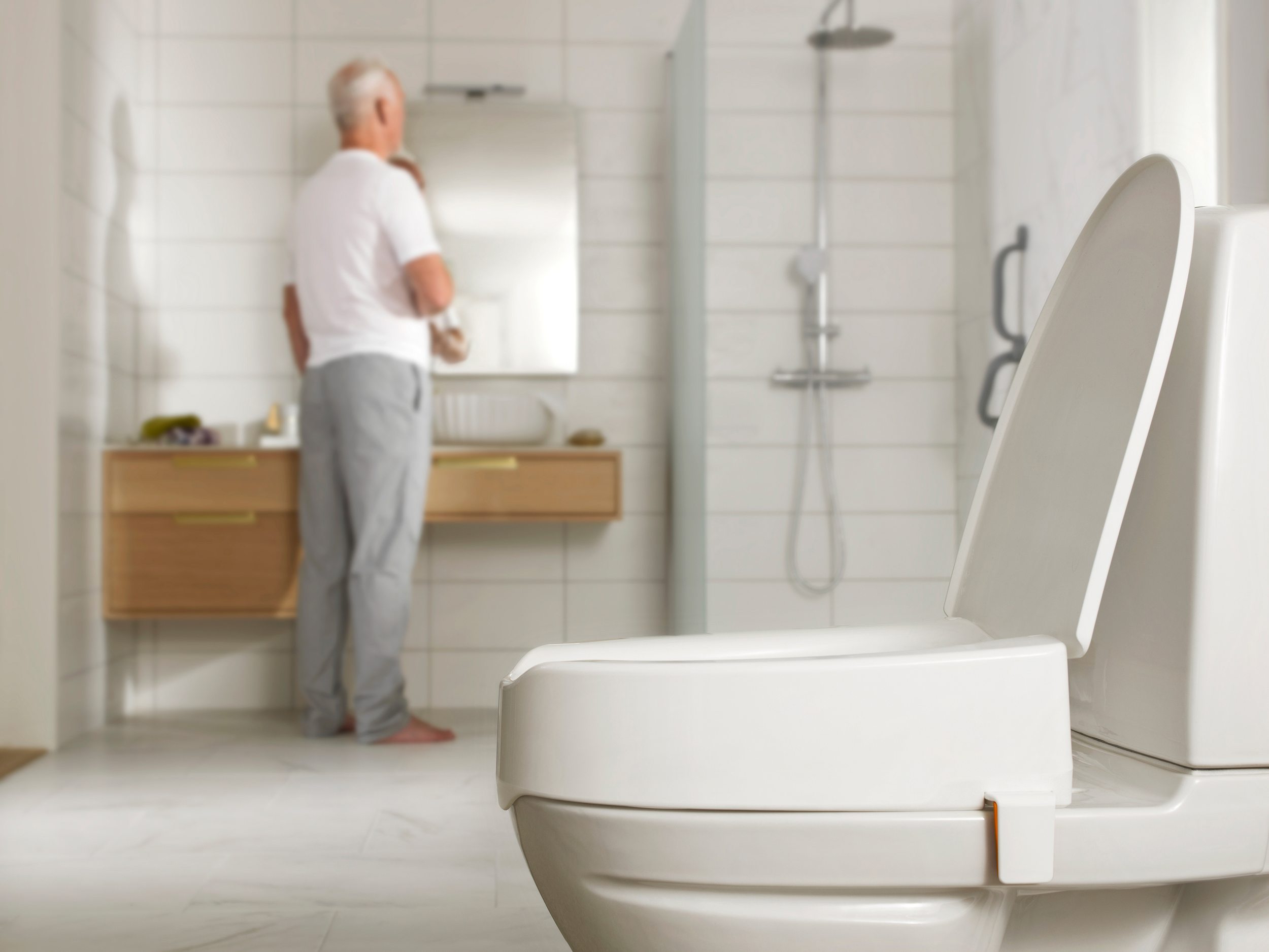 Eta My-Loo - irrotettava wc-korotus - mies kylpyhuoneessa