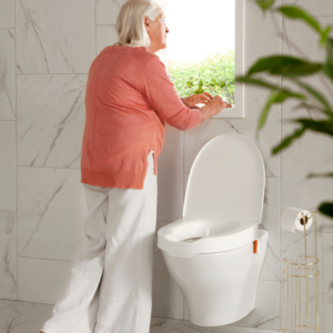 Eta My-Loo - irrotettava wc-korotus - nainen katsoo ikkunasta