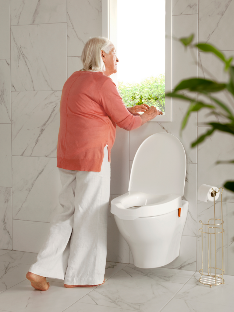 Eta My-Loo - irrotettava wc-korotus - nainen katsoo ikkunasta
