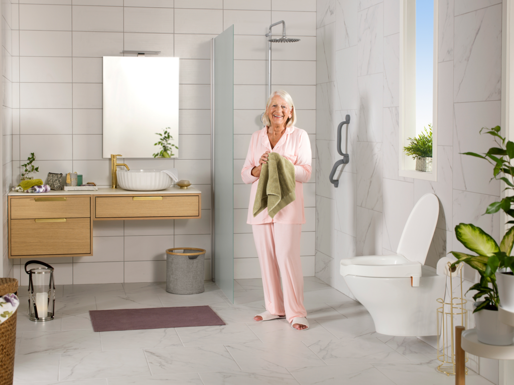 Eta My-Loo - irrotettava wc-korotus - nainen kylpyhuoneesa