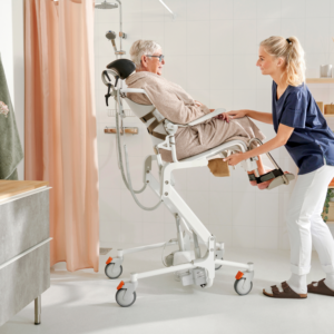 Etac Alto - sähkökäyttöinen suihkutuoli - hygienia hoitaja