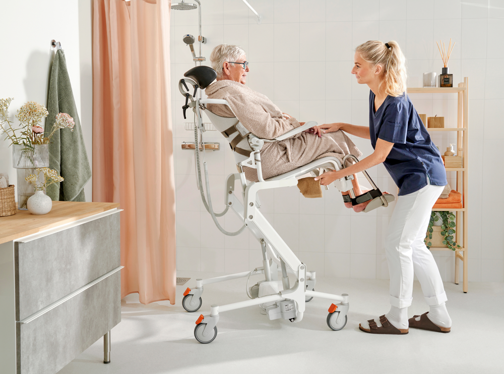 Etac Alto - sähkökäyttöinen suihkutuoli - hygienia hoitaja