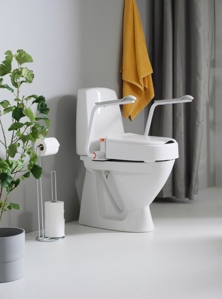 Etac Hi-Loo -kiinteä wc-korotus, 10 cm kylpyhuoneessa