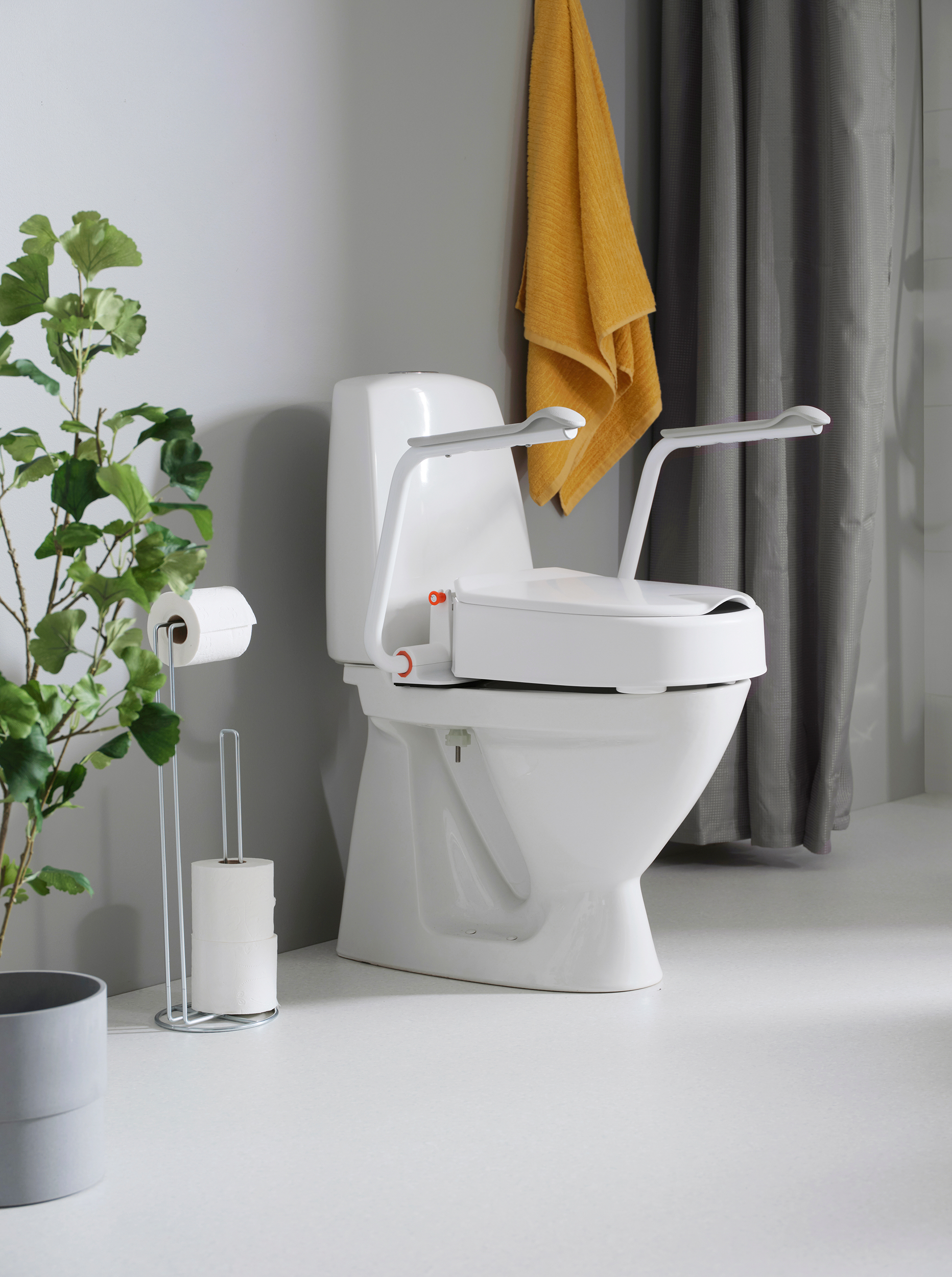 Etac Hi-Loo -kiinteä wc-korotus, 10 cm kylpyhuoneessa