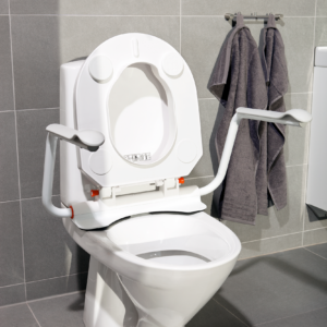 Etac Hi-Loo -kiinteä wc-korotus, 10 cm - harmaa kylpyhuoneessa kansi ylhäällä