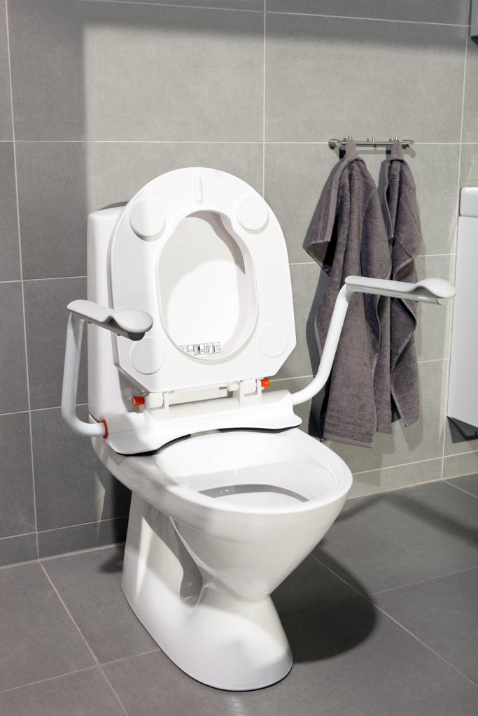 Etac Hi-Loo -kiinteä wc-korotus, 10 cm - harmaa kylpyhuoneessa kansi ylhäällä