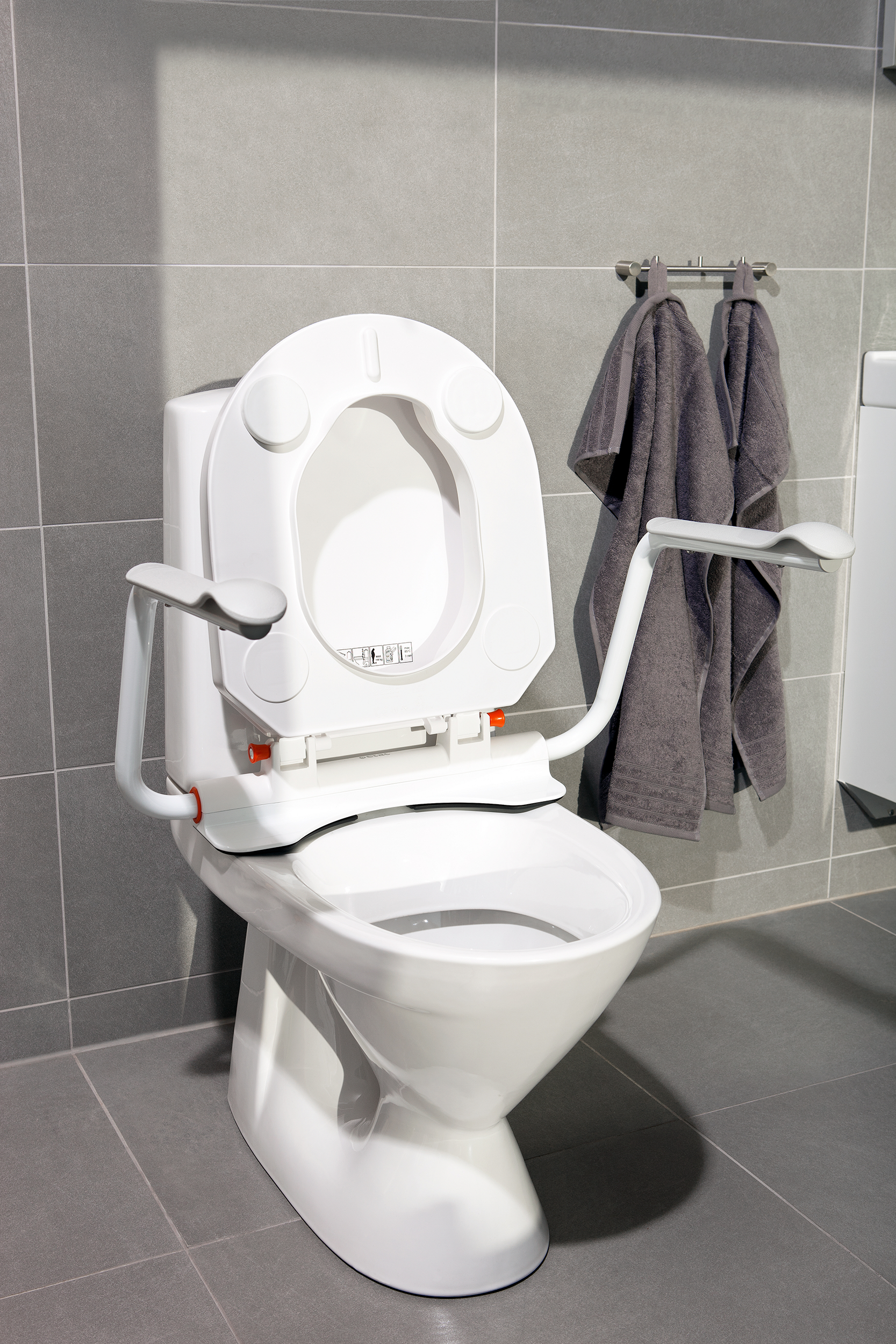 Etac Hi-Loo -kiinteä wc-korotus, 10 cm - harmaa kylpyhuoneessa kansi ylhäällä