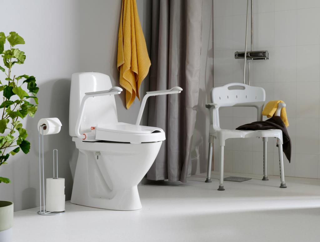Etac Hi-Loo -kiinteä wc-korotus, 6 cm ja Swift-wc-tuoli kylpyhuoneessa