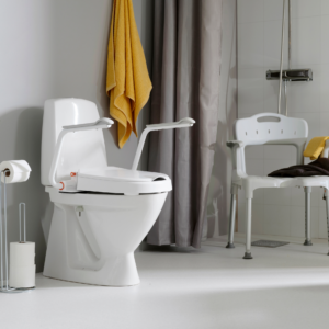 Etac Hi-Loo -kiinteä wc-korotus, 6 cm ja Swift-wc-tuoli kylpyhuoneessa