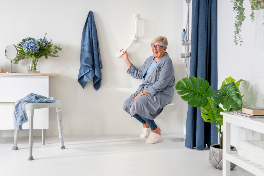 Etac Relax -seinään kiinnitettävä suihkuistuin