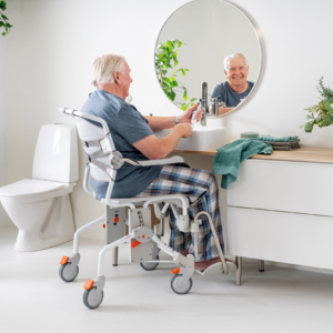 Etac Swift Mobil-2 - suihku ja -wc-tuoli XL - mies peilin edessä
