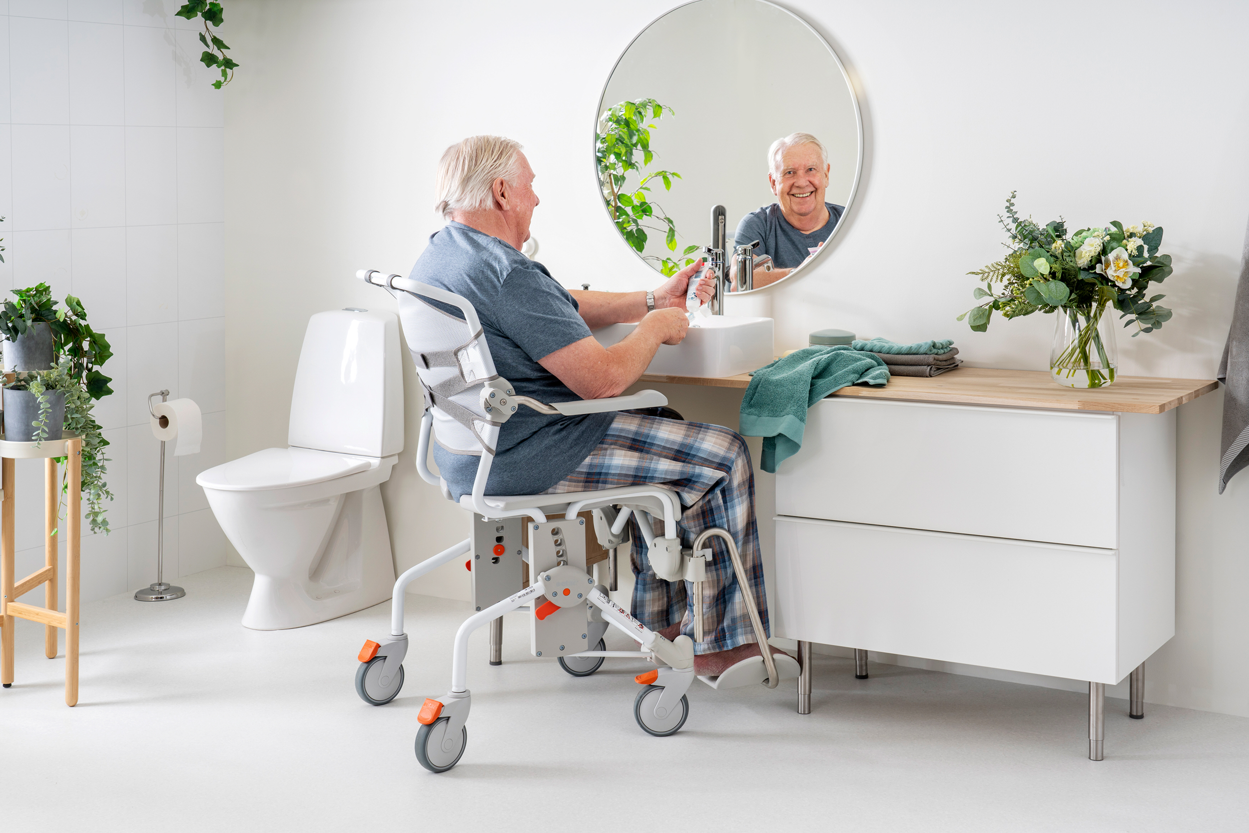 Etac Swift Mobil-2 - suihku ja -wc-tuoli XL - mies peilin edessä