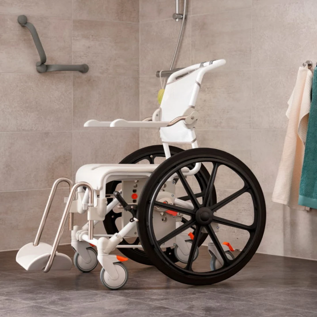 Etac Swift Mobil 24"-2 - kelattava suihku- ja wc-tuoli kylpyhuoneessa