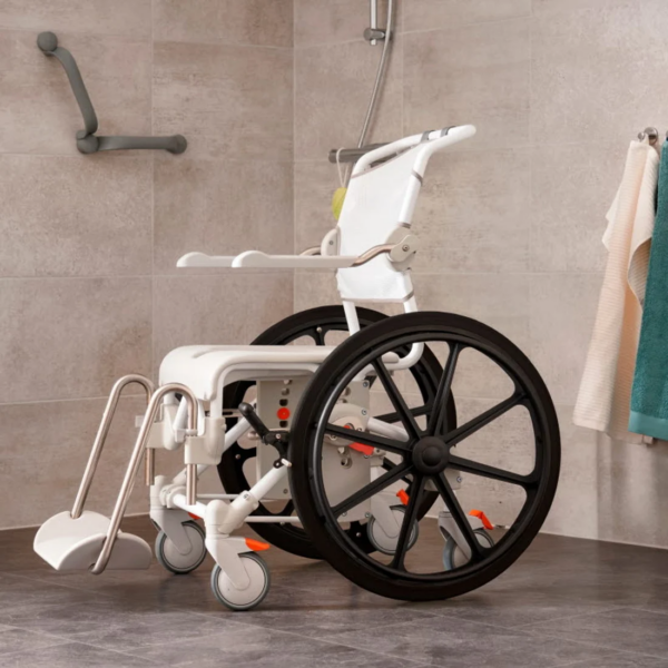 Etac Swift Mobil 24"-2 - kelattava suihku- ja wc-tuoli kylpyhuoneessa