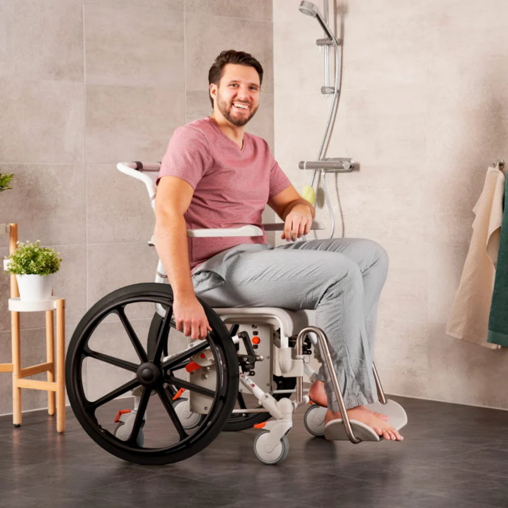 Etac Swift Mobil 24"-2 - kelattava suihku- ja wc-tuoli - mies kylpyhuoneessa