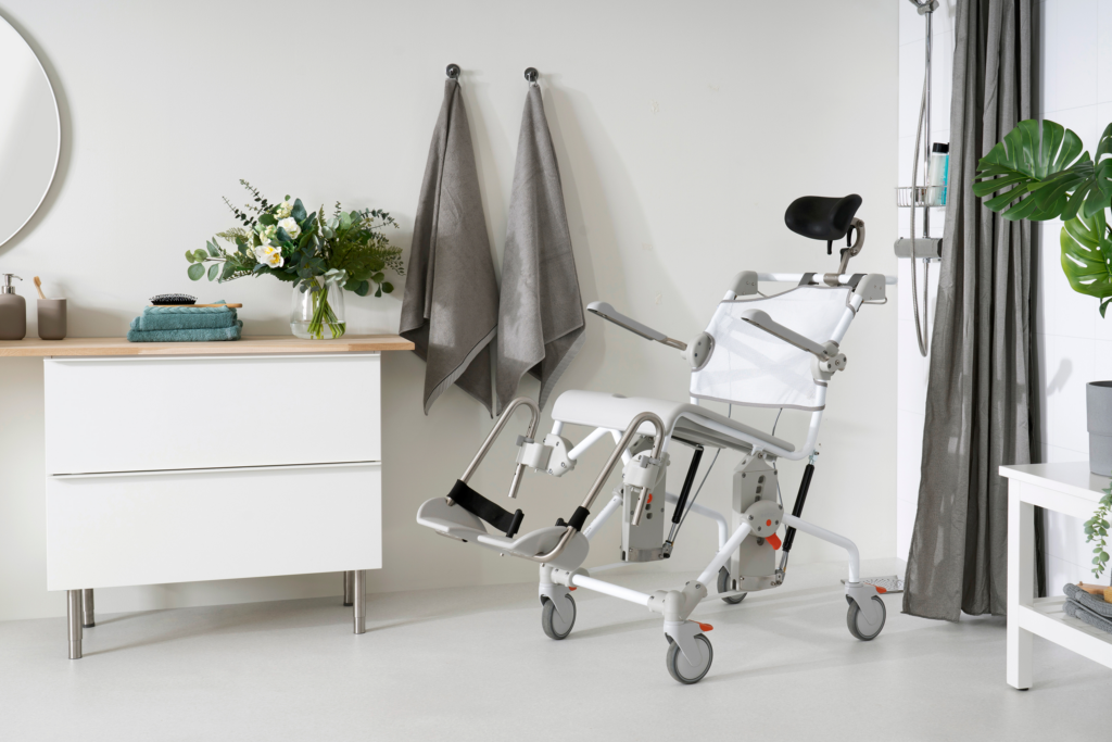 Etac Swift Mobil Tilt-2 - kallistettava suihkutuoli XL - kylpyhuoneessa