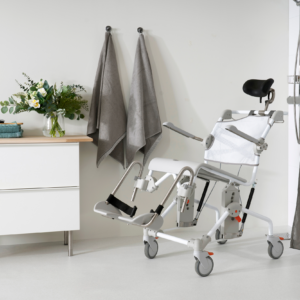 Etac Swift Mobil Tilt-2 - kallistettava wc- ja suihkutuoli XL - kylpyhuoneessa