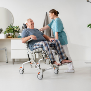 Etac Swift Mobil Tilt-2 - kallistettava wc- ja suihkutuoli XL - mies ja hoitaja