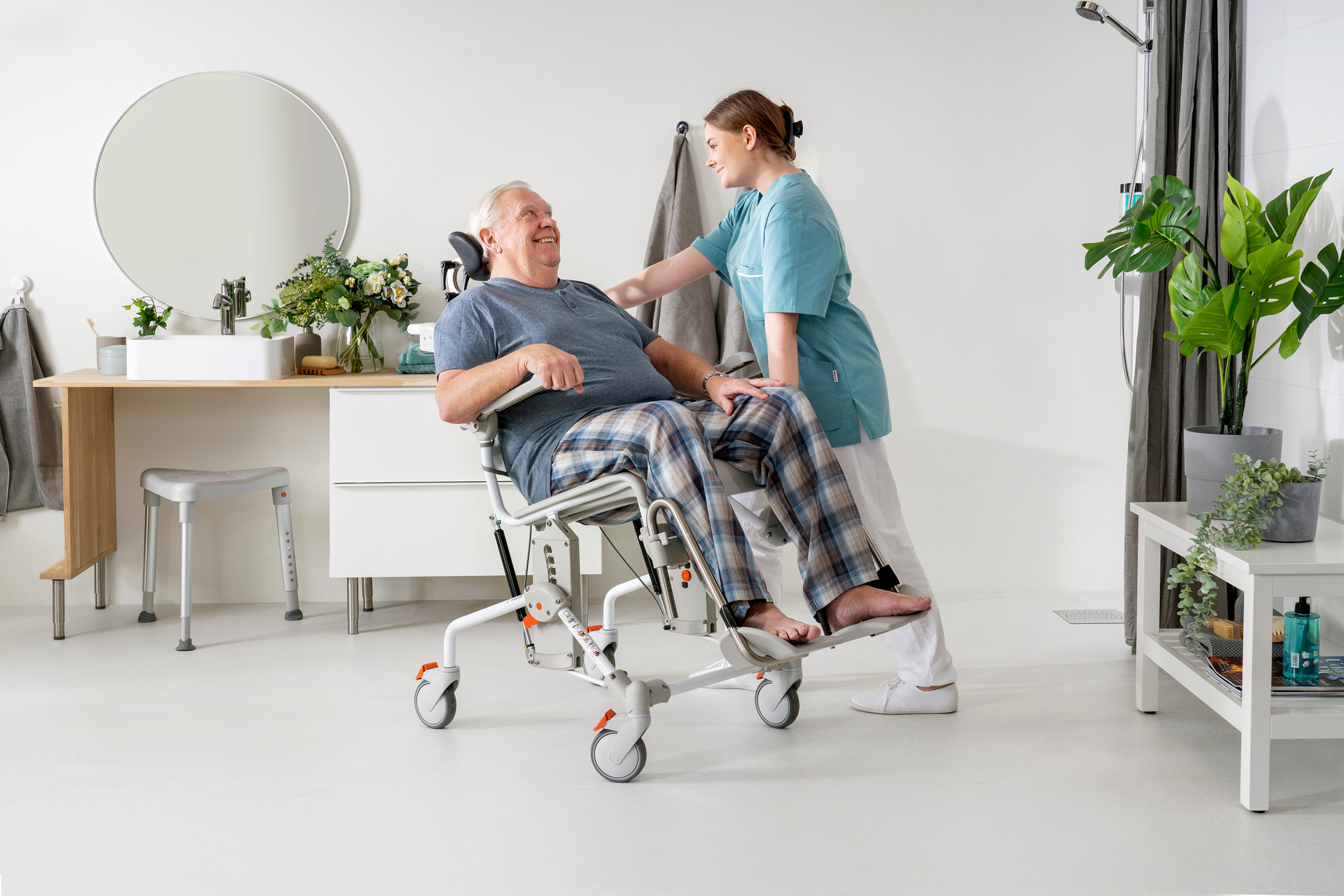 Etac Swift Mobil Tilt-2 - kallistettava wc- ja suihkutuoli XL - mies ja hoitaja