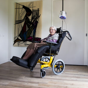 Life&Mobility Cumulix Kelvin Classic -kallistettava pyörätuoli olohuoneessa