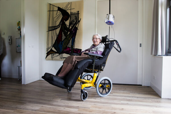 Life&Mobility Cumulix Kelvin Classic -kallistettava pyörätuoli olohuoneessa