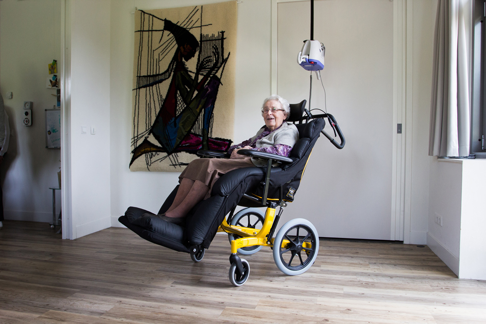 Life&Mobility Cumulix Kelvin Classic -kallistettava pyörätuoli olohuoneessa