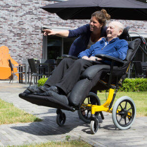 Life&Mobility Cumulix Kelvin Classic -kallistettava pyörätuoli ulkona
