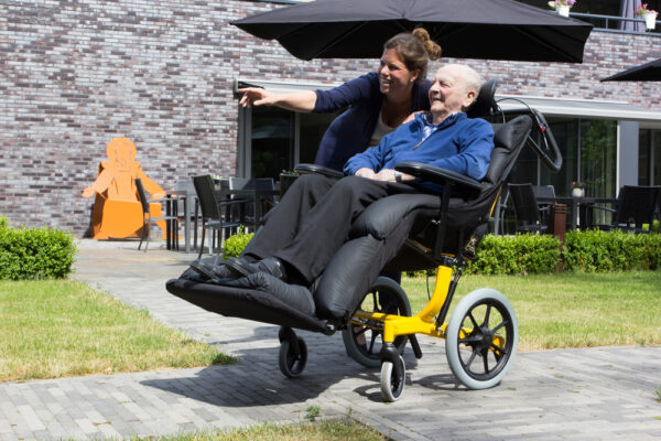 Life&Mobility Cumulix Kelvin Classic -kallistettava pyörätuoli ulkona