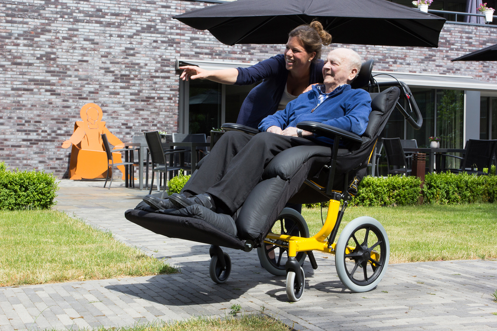 Life&Mobility Cumulix Kelvin Classic -kallistettava pyörätuoli ulkona