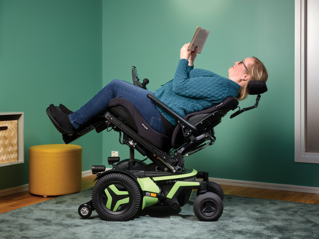 Permobil F3 3G Corpus -sähköpyörätuolin kallistus - nainen lukee