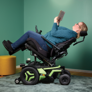 Permobil F3 3G Corpus -sähköpyörätuolin kallistus - nainen lukee