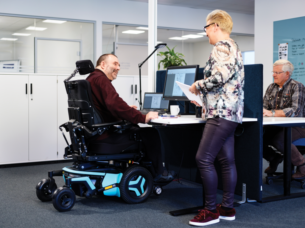Permobil F5 Corpus -sähköpyörätuoli toimistossa