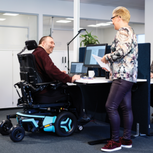 Permobil F5 Corpus -sähköpyörätuoli toimistossa