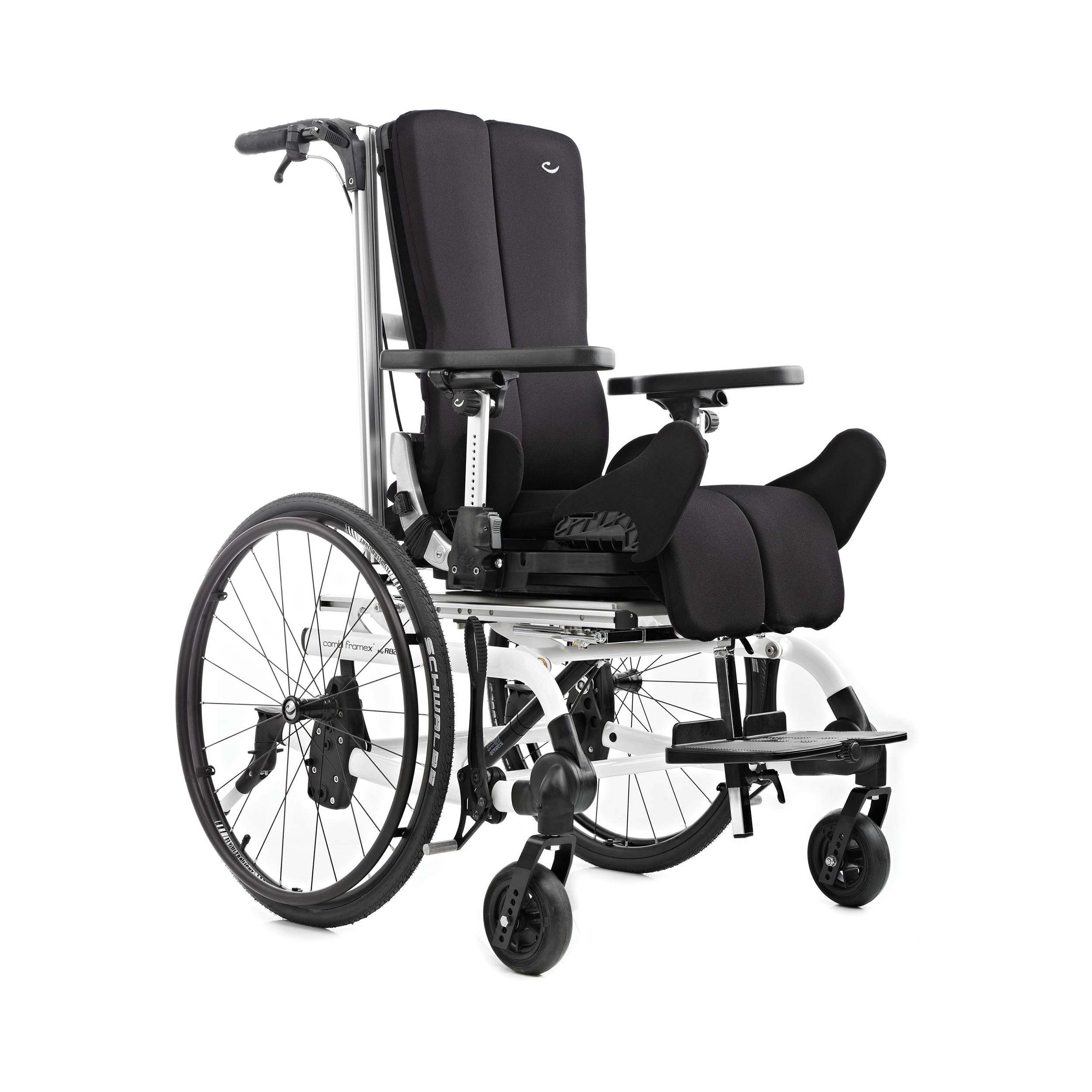 R82 Combi Frame:x -pyörätuolialusta ja x:Panda 4 -istuin