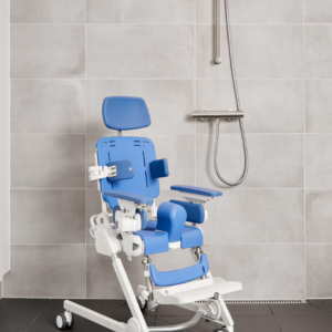 R82 Flamingo Curo -wc- ja suihkutuoli suihkussa