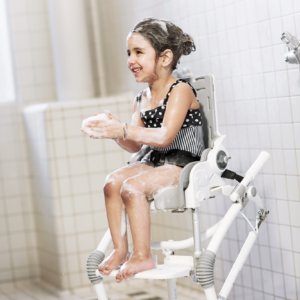R82 Flamingo High-low -wc ja suihkutuoli - tyttö kylpyhuoneessa