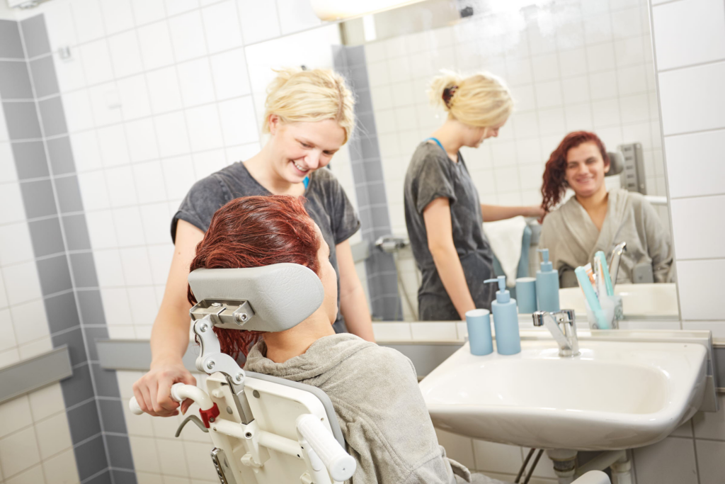 R82 Heron -wc- ja suihkutuoli kylpyhuoneessa
