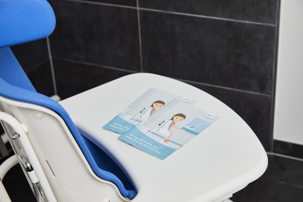 R82 Swan Curo -wc ja -suihkutuoli- Potty book