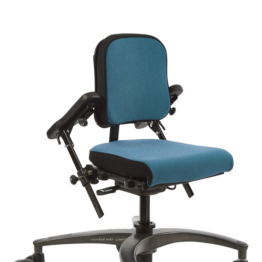 R82 Wombat Solo -työtuoli - swing-away armrest