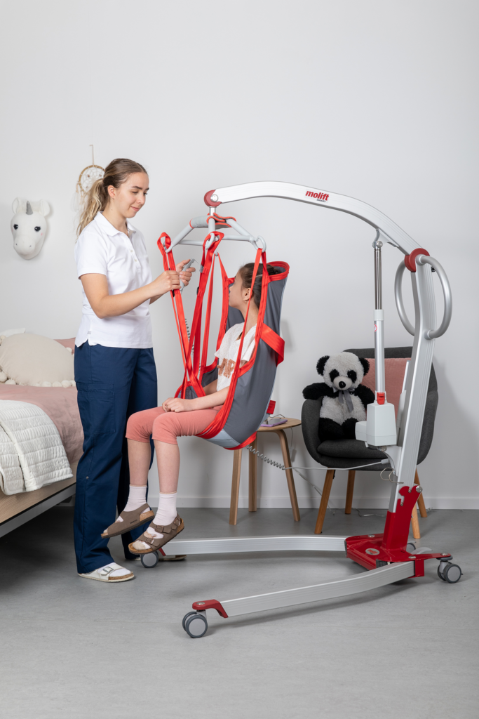 Molift RgoSling -nostoliina - HighBack Padded ja Molift RgoSling -nostoliina ja Molift Smart 150 -henkilönostolaite - hoitaja ja lapsi