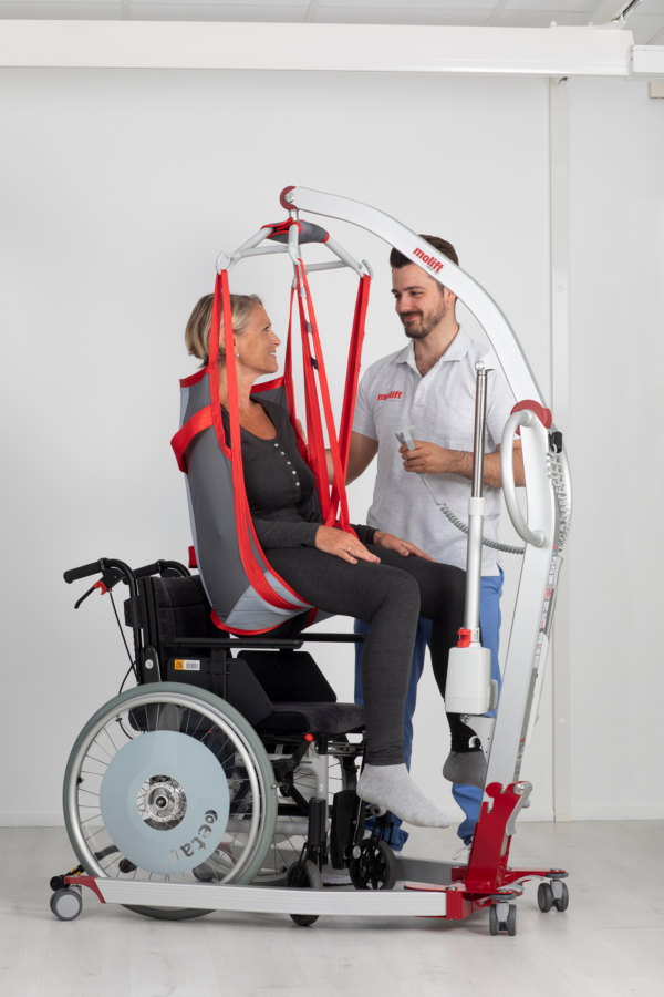 Molift RgoSling -nostoliina ja Molift Smart 150 -henkilönostolaite - hoitaja