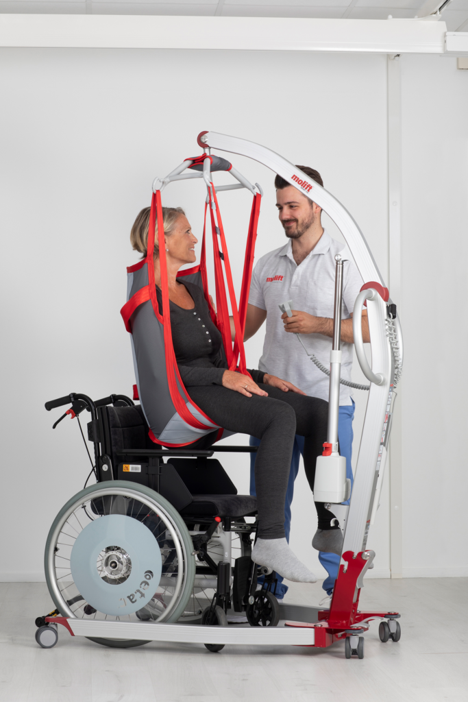 Molift RgoSling -nostoliina ja Molift Smart 150 -henkilönostolaite - hoitaja