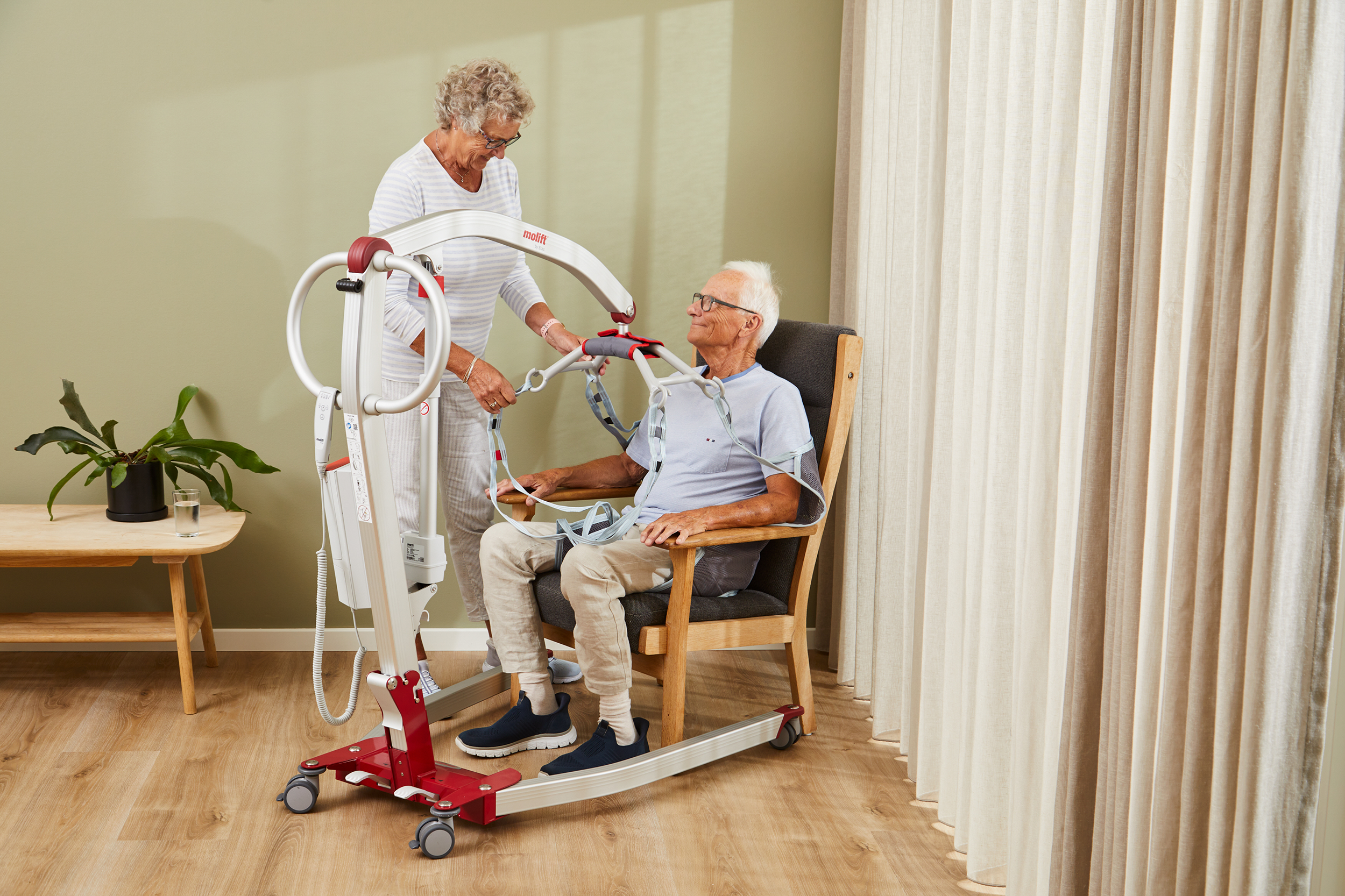 Molift Smart 150 -henkilönostolaite ja EvoSling-nostoliina MB Net Padded - kotona
