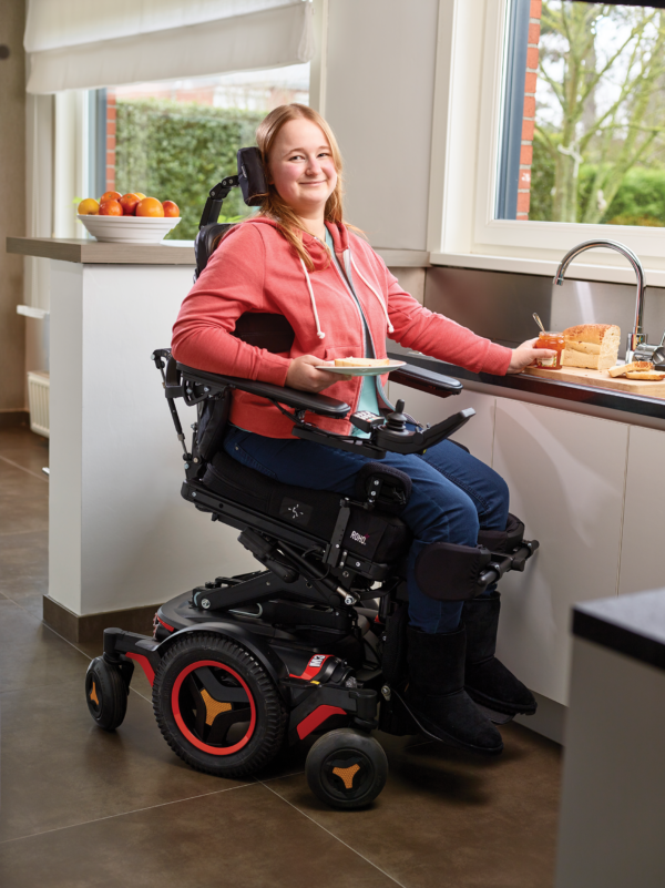 Permobil M3 Corpus -sähköpyörätuoli - nainen aamupalalla