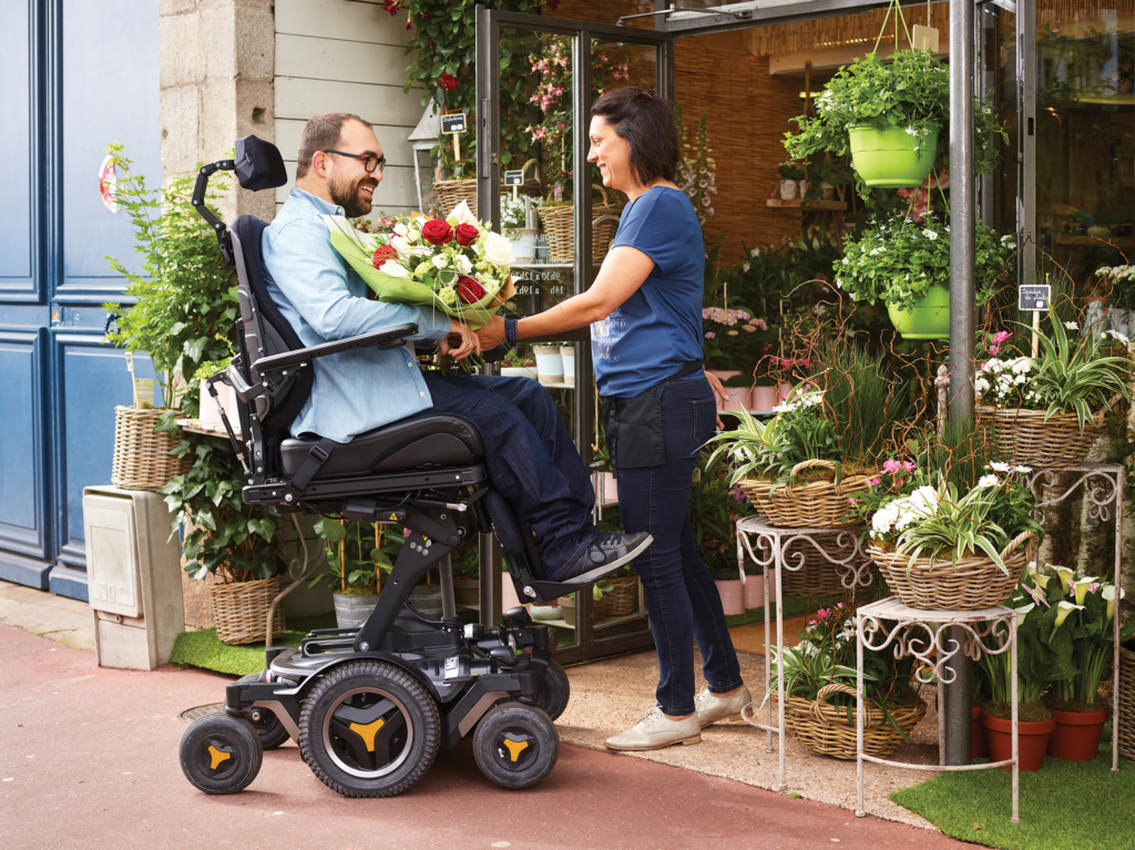 Permobil M5 Corpus -sähköpyörätuoli - mies kukkakaupassa