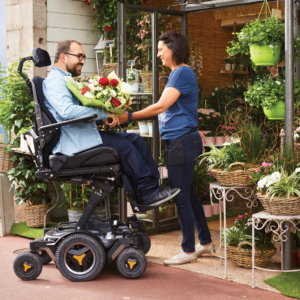 Permobil M5 Corpus -sähköpyörätuoli - mies kukkakaupassa