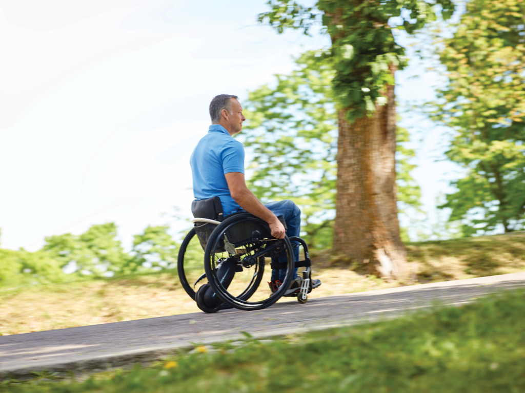 Permobil SmartDrive MX2 -kelausapulaite - mies mäessä